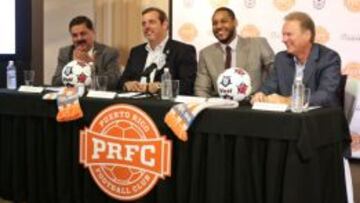 Carmelo Anthony el tercero de izquierda a derecha durante la presentación del PRFC.