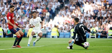 Suma y sigue, es que está imparable. Ahora fue Valverde el que dio un toque sutil al balón para dejar a Jude Bellingham ante Sergio Herrera, al que logra batir por segunda vez, firmando así su doblete.