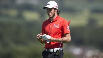 El futbolista galés del Real Madrid, Gareth Bale, jugando al golf.
