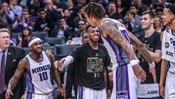 Willie Cauley-Stein celebra una canasta con sus compañeros.