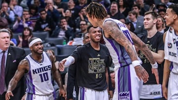 Willie Cauley-Stein celebra una canasta con sus compa&ntilde;eros.