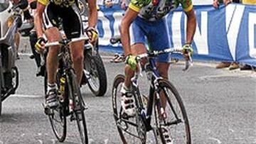 <B>HACHAZO.</b> Óscar Sevilla marca el ritmo a Jaschke después de atacar en plena ascensión a Sierra Nevada.
