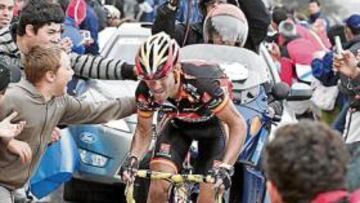 <b>ESFUERZO. </b>Valverde se retuerce en su ascensión al Angliru.