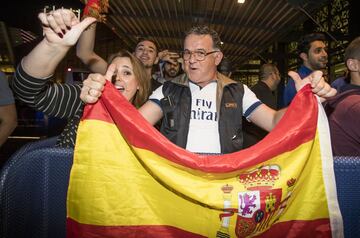 Seguidores del Real Madrid esperando la llegada de los jugadores en la puerta del hotel de concentración en Abu Dhabi