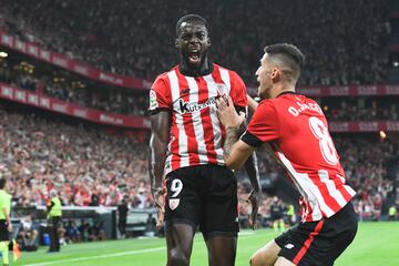 1-1. Iñaki Williams celebra el primer gol con Oihan Sancet