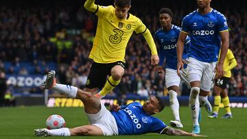 Chelsea's US midfielder Christian Pulisic (L) vies with Everton's Brazilian midfielder Allan (C) during the English Premier League football match between Everton and Chelsea at Goodison Park in Liverpool, north west England on May 1, 2022. (Photo by Paul ELLIS / AFP) / RESTRICTED TO EDITORIAL USE. No use with unauthorized audio, video, data, fixture lists, club/league logos or 'live' services. Online in-match use limited to 120 images. An additional 40 images may be used in extra time. No video emulation. Social media in-match use limited to 120 images. An additional 40 images may be used in extra time. No use in betting publications, games or single club/league/player publications. /