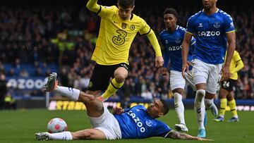 Chelsea's US midfielder Christian Pulisic (L) vies with Everton's Brazilian midfielder Allan (C) during the English Premier League football match between Everton and Chelsea at Goodison Park in Liverpool, north west England on May 1, 2022. (Photo by Paul ELLIS / AFP) / RESTRICTED TO EDITORIAL USE. No use with unauthorized audio, video, data, fixture lists, club/league logos or 'live' services. Online in-match use limited to 120 images. An additional 40 images may be used in extra time. No video emulation. Social media in-match use limited to 120 images. An additional 40 images may be used in extra time. No use in betting publications, games or single club/league/player publications. / 