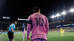 NASHVILLE, TENNESSEE - MARCH 07: Lionel Messi #10 of Inter Miami CF prepares to play a corner kick against Nashville SC during the second half of the Concacaf Champions Cup Leg One Round of 16 match at GEODIS Park on March 07, 2024 in Nashville, Tennessee.   Johnnie Izquierdo/Getty Images/AFP (Photo by Johnnie Izquierdo / GETTY IMAGES NORTH AMERICA / Getty Images via AFP)