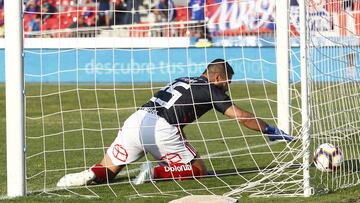 El jugador de Universidad de Chile Johnny Herrera, se lamenta durante el partido contra Curico Unido por primera division en el estadio Nacional.