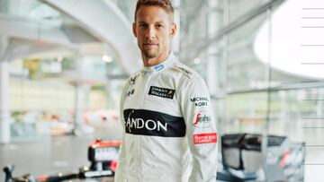 Button luciendo nuevo patrocinador en su mono.