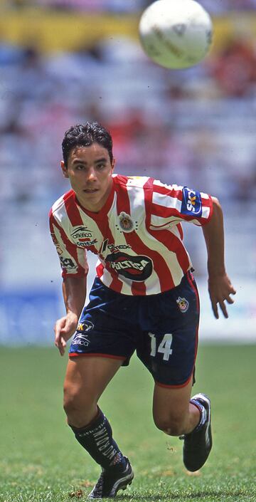 Canterano y máximo anotador en la historia de las Chivas (132 goles), en 2008 emigró a España para jugar con el Deportivo La Coruña. Un año más tarde regresó a México pero lo hizo con Tigres. Aunque después volvió al Rebaño en dos etapas diferentes, los rojiblancos no fueron quienes lo repatriaron del viejo continente.