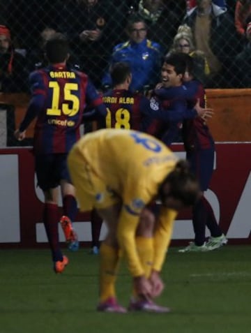 Luis Suárez celebra con sus compañeros de equipo después de anotar un gol durante el partido de fútbol de la UEFA Champions League