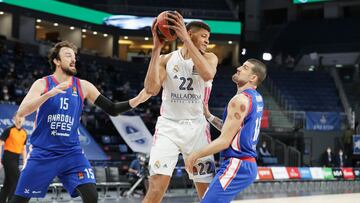 Edy Tavares, durante el quinto partido de los cuartos de final de la Euroliga entre el Real Madrid y el Anadolu Efes.