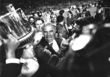 Copa del Rey 1987-1988. (30/03/88). Estadio Santiago Bernabéu. Barcelona-Real Sociedad. Los culés ganaron 1-0 con un tanto de Alesanco. Luis Aragonés fue el técnico y el en equipo de la Real Sociedad se encontraban los futuros blaugranas Jose Mari Bakero y Beguiristain.