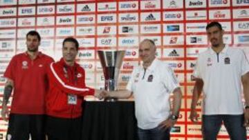 Printezis y Laso, junto al trofeo por el que lucharán sus equipos.