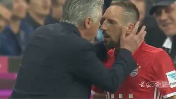 Ribery se enojó con el cambio y Ancelotti lo calmó con un beso
