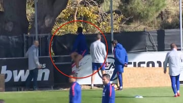 El 'show de Costa': cuela un balón y se va a intentar saltar la valla