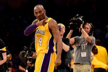 4. Kobe Bryant se retiró de la NBA cómo solo él lo puede hacer: marcando 60 puntos en su último partido.