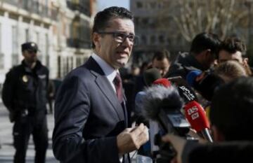 El portavoz del Barcelona Josep Vives contesta a las preguntas de los periodistas tras la declaración del presidente del Barça, Josep María Bartomeu , y su antecesor, Sandro Rosell.