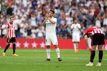 Ovación para Asensio al ser sutituido  para que reciba un aplauso del Bernabéu, en el que ha sido su último partido como jugador madridista.