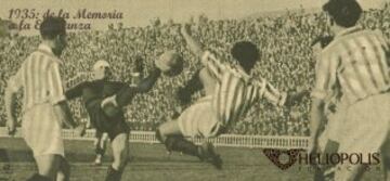 Barcelona, domingo 24-02-35, "Les Corts". Pugna entre la delantera de FC Barcelona y la defensa verdiblanca del Betis Balompié.