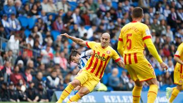 SAN SEBASTI?N, 13/05/2023.- El centrocampista de la Real Sociedad DAvid Silva y el centrocampista del Girona, Oriol Romeu (c), durante el partido de Liga que disputan este s¨¢bado en el Reale Arena de San Sebasti¨¢n. EFE/ Javier Etxezarreta