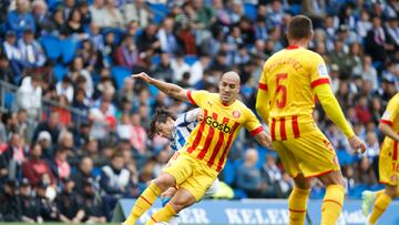 SAN SEBASTIÁN, 13/05/2023.- El centrocampista de la Real Sociedad DAvid Silva y el centrocampista del Girona, Oriol Romeu (c), durante el partido de Liga que disputan este sábado en el Reale Arena de San Sebastián. EFE/ Javier Etxezarreta
