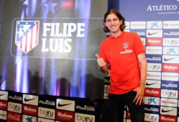 El lateral brasileño Filipe Luis, durante la rueda de prensa que ofreció en el estadio Vicente Calderón, después de llegar traspasado del Chelsea al Atlético de Madrid.