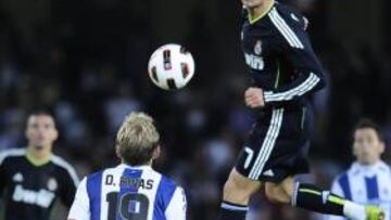 <b>IMPRECISO. </b>Cristiano pretende dar un pase con el pecho.