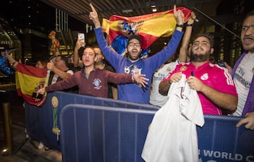 Seguidores del Real Madrid esperando la llegada de los jugadores en la puerta del hotel de concentración en Abu Dhabi 