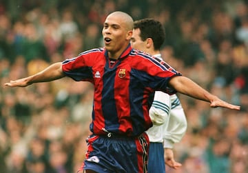 En 1996, Ronaldo firmaba un contrato con el F.C. Barcelona por 8 años, y el club catalán pagaba al PSV 20 millones de dólares. En los meses de verano de 1997, incluso antes de terminarse la temporada de fútbol, Ronaldo dejó el Barcelona con intención de fichar por un equipo italiano que resultó ser el Inter de Milán.