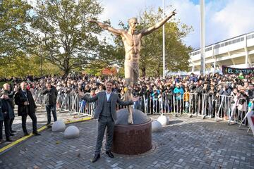 El delantero sueco Zlatan Ibrahimovic inauguró en Malmoe, su ciudad natal, una estatua de bronce erigida por la Federación de su país como homenaje a su carrera deportiva. La estatua, con una altura de casi tres metros y un peso de media tonelada, ha sido colocada en la plaza situada entre los dos estadios de fútbol de la ciudad.