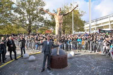 El delantero sueco Zlatan Ibrahimovic inauguró en Malmoe, su ciudad natal, una estatua de bronce erigida por la Federación de su país como homenaje a su carrera deportiva. La estatua, con una altura de casi tres metros y un peso de media tonelada, ha sido colocada en la plaza situada entre los dos estadios de fútbol de la ciudad.
