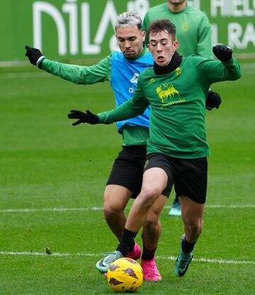 Diego Campo, conduciendo el balón ante Arana, repite cita a las órdenes de José Alberto.