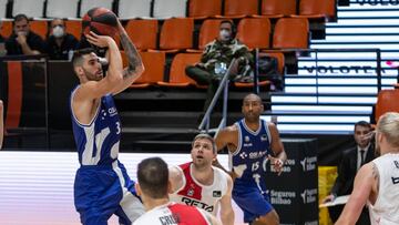 Luca Vildoza lanzando un tiro en suspensión ante la mirada de sus rivales.