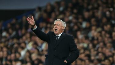 MADRID, 17/12/2023.- El entrenador italiano del Real Madrid, Carlo Ancelotti, reacciona este sábado, durante el partido de la jornada 17 de Liga en Primera División, entre el Real Madrid y el Villarreal CF, en el estadio Santiago Bernabéu. EFE/Kiko Huesca