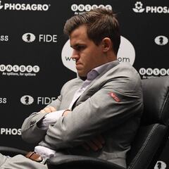 Caruana tortura a Carlsen hasta firmar nuevas tablas