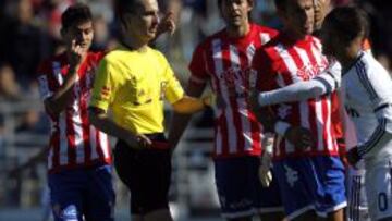 Jesé, en el momento de ver la roja por una patada a Gregory.