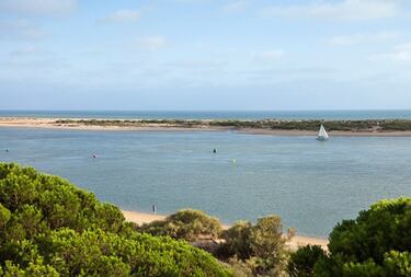 En algo más de cuatro kilómetros de playa se reparte la costa, inmersa entre pinares y dando continuación a las marismas en Lepe, rematadas en el estuario del Río Piedras por una Flecha de El Rompido virgen y acogedora. Divísala desde los miradores costeros y comprueba su magnetismo; pasea por estos parajes, sube a bordo de alguna embarcación y conoce sus mágicos rincones. Este espacio natural protegido posee un interés ornitológico, acuícola y botánico característico.