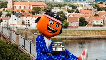 La mascota del Eurobasket con el trofeo del campeonato.