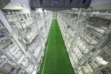 Las planchas que permiten guardar el césped en el hipogeo es uno de los elementos estrella de la remodelación del Bernabéu. El conjunto blanco ha publicado nuevas fotografías de dichas planchas para ver los entresijos del mecanismo.