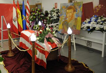 Seguidores en la capilla ardiente de Quini.