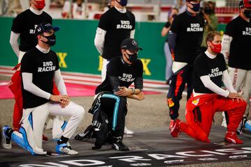 Los pilotos durante un evento contra el racismo antes del Gran Premio de Fórmula Uno de Bahrein en el Circuito Internacional de Bahrein en la ciudad de Sakhir