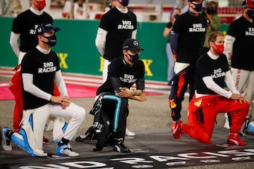 Los pilotos durante un evento contra el racismo antes del Gran Premio de Fórmula Uno de Bahrein en el Circuito Internacional de Bahrein en la ciudad de Sakhir