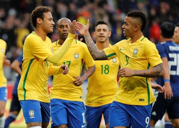 Soccer Football - International Friendly - Brazil vs Japan - Stade Pierre-Mauroy, Lille, France - November 10, 2017   Brazil’s Neymar celebrates with Gabriel Jesus after scoring their first goal  