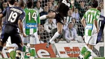 <b>RICARDO ESTUVO ACERTADO.</b> Ricardo realizó ayer un gran partido. El portugués estuvo muy seguro y valiente en todo momento. Primero sacó una mano milagrosa en el minuto 2 (ver imagen superior) tras una falta sacada por Baptista con mucha rosca. Después, en el 13�, evitó el segundo tanto del Madrid tras un remate al alimón de Raúl y Melli.