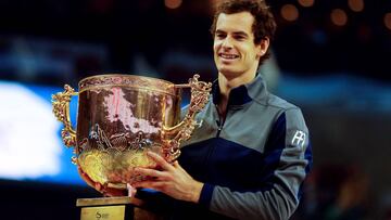 Andy Murray posa con el trofeo de campeón del China Open de Pekín de 2016.