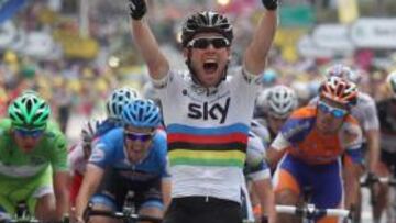 <b>UN FÓRMULA UNO. </b>Mark Cavendish rebasó a los fugados en el sprint, entre ellos a Luis León (al fondo).