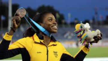 Caterine Ibargüen levanta la medalla de oro en los Juegos Panamericanos 2015.