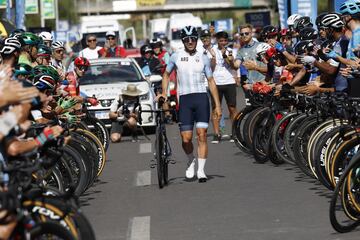 Max Richeze, homenajeado por el pelotón de la Vuelta a San Juan en su retirada como profesional.